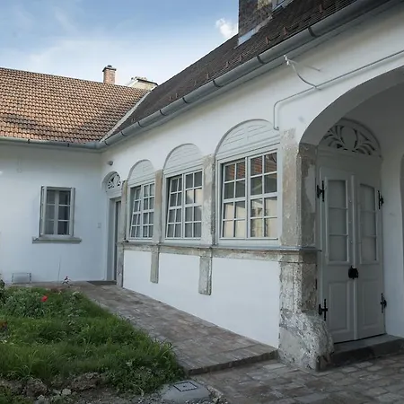 Plitzner Belvarosi Apartmanhaz Erlau